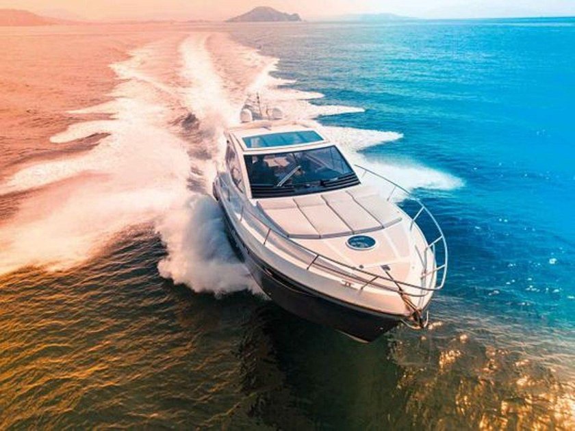 Катер в море