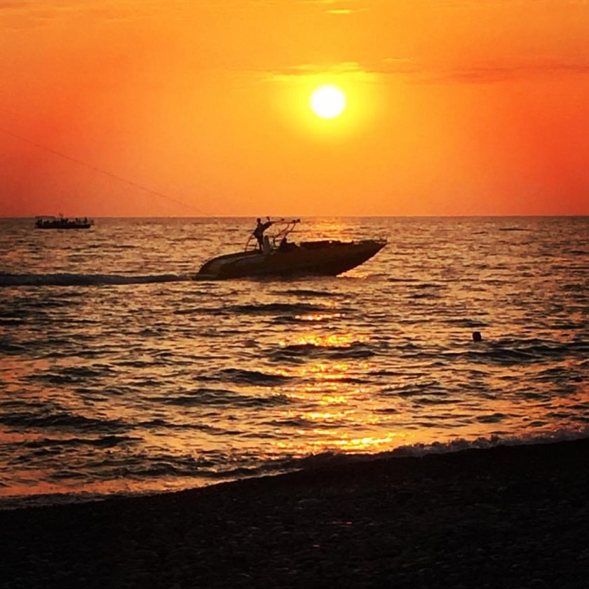 Катер на закате