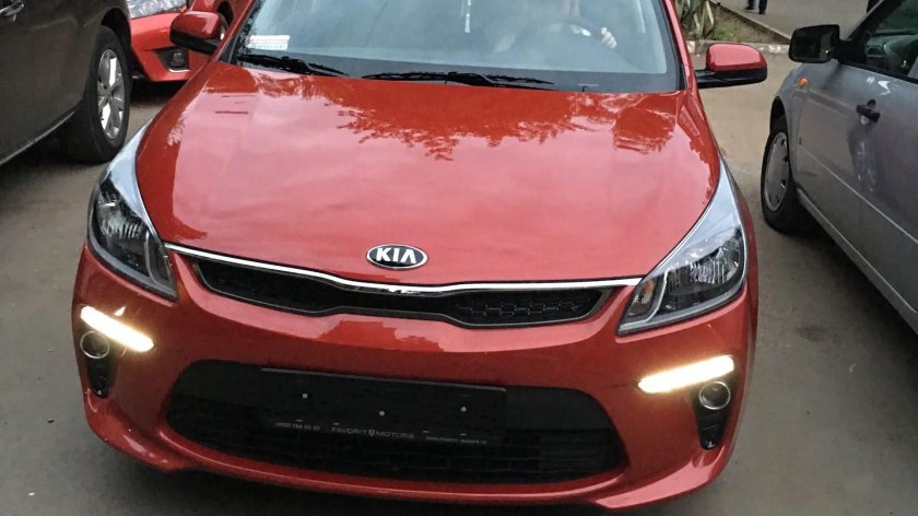 Красная Киа Рио 3 с черной крышей