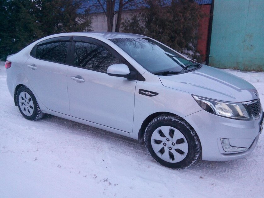 Ночью в 02:03 серебристый Рио