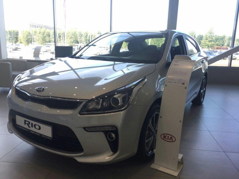 Киа Рио 2018 года серый металлик