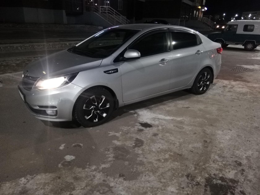 Кто Рио 1 машина серая м