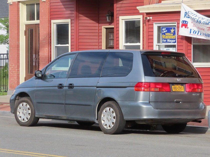 Хонда Одиссей 2001 вид сзади