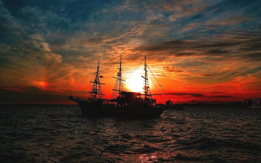 Корабль в море