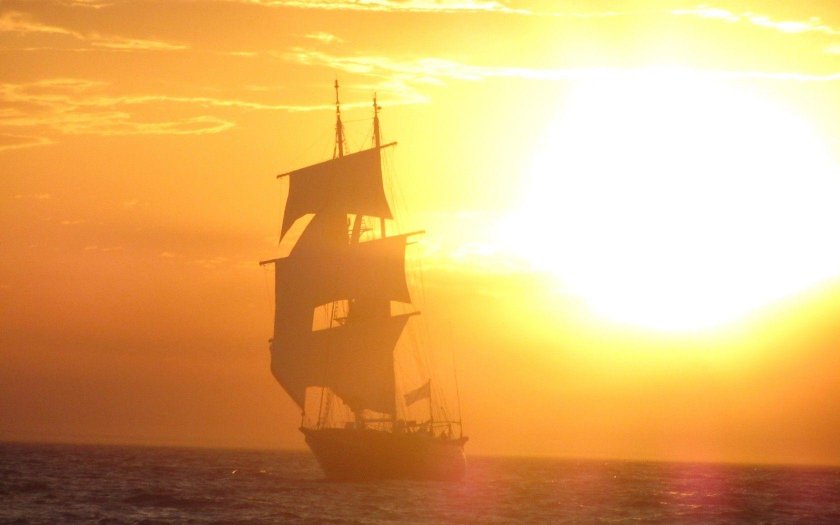 Парусник в море