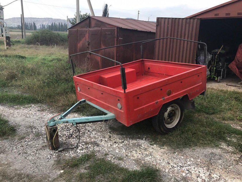 Красный прицеп