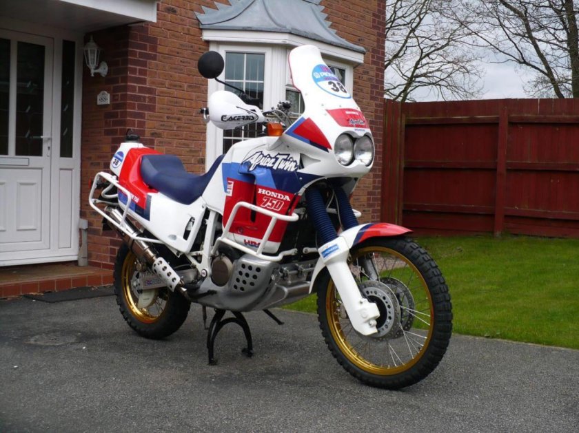 Мотоцикла Honda Africa Twin 750