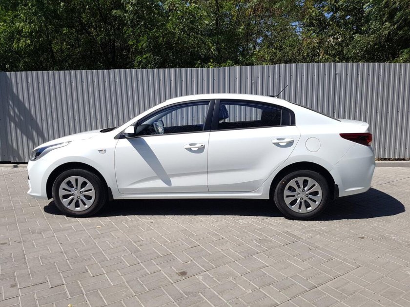 Kia Rio 2017 белый
