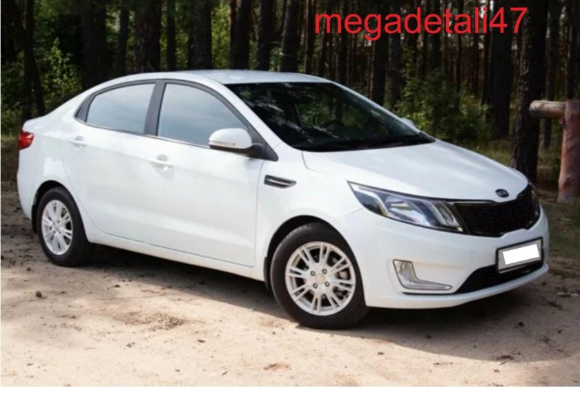 Белая Kia Rio 2011