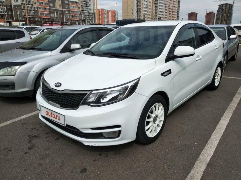 Киа Рио 2015 года белая