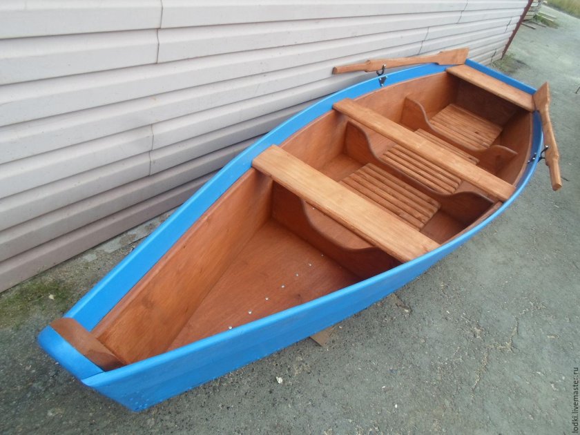 Лодка деревянная