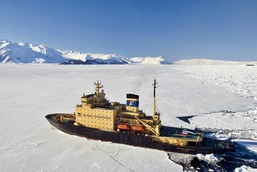 Ледокол в Антарктиде