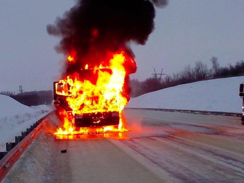 Горел КАМАЗ на трассе Балашов