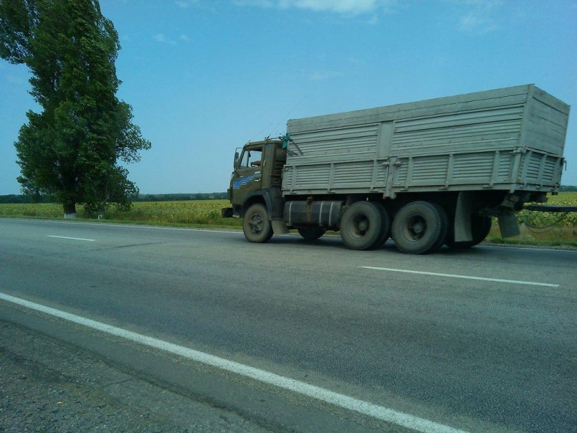 КАМАЗ едет
