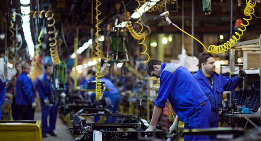 Рабочий на заводе