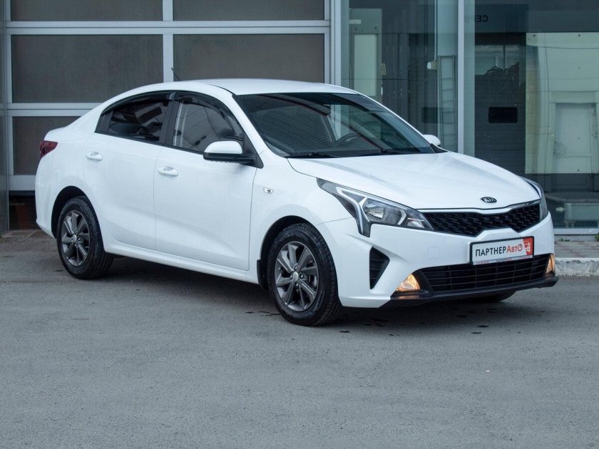 Белый Kia Rio IV Рестайлинг 1.6 at (123 л.с.) с пробегом