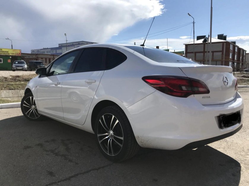 Opel Astra j седан на дисках