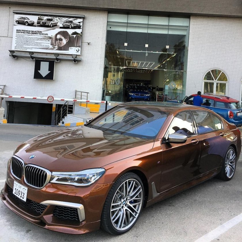 Коричневая БМВ 6