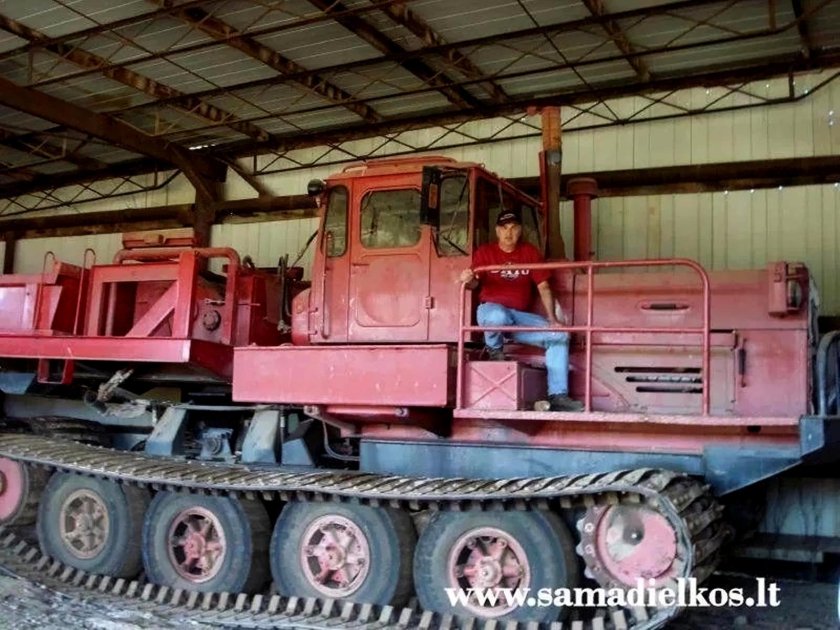 Гусеничный трактор Кировец