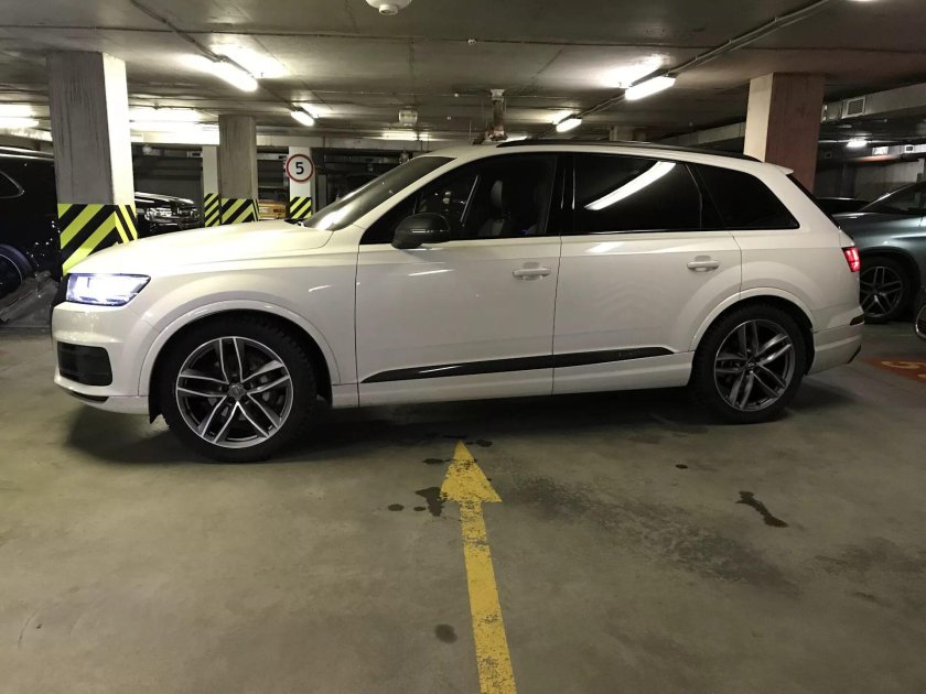 Audi q7 r20 s line