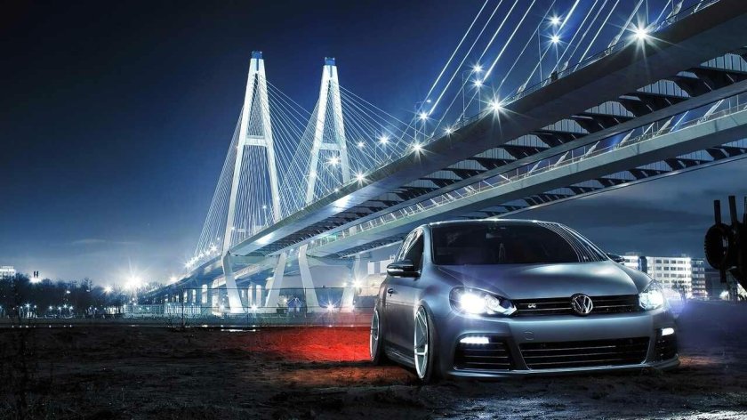 Машина на фоне города