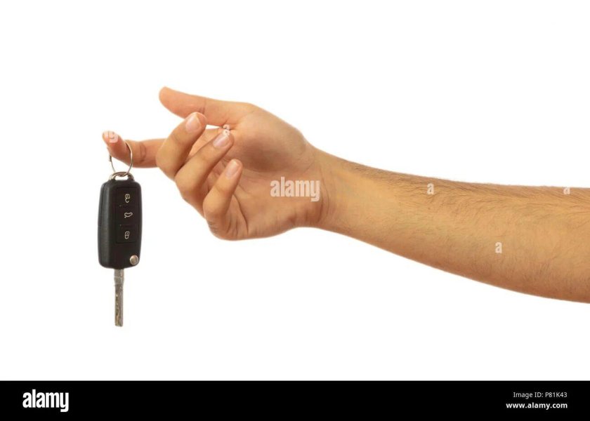 Рука держит ключи от автомобиля