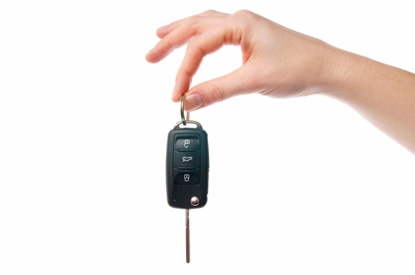 Рука с ключами авто