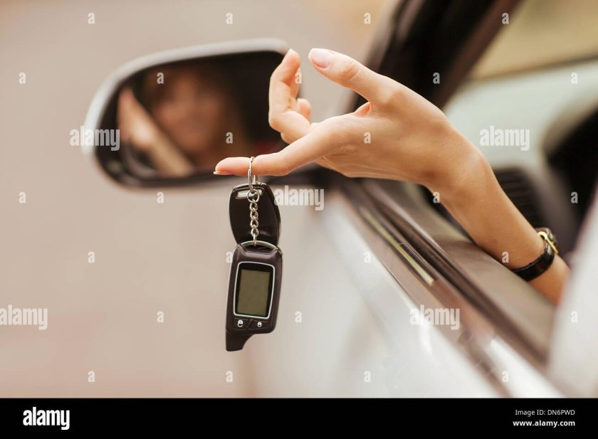 Девушка держит ключи от машины
