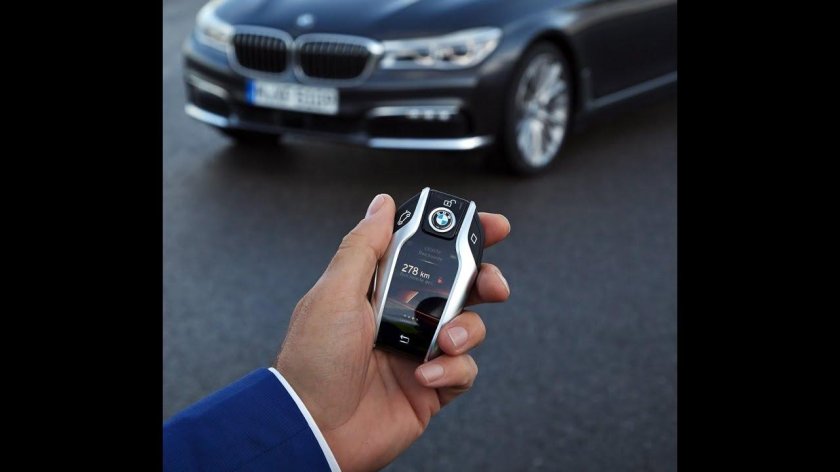 Рука ключи машина