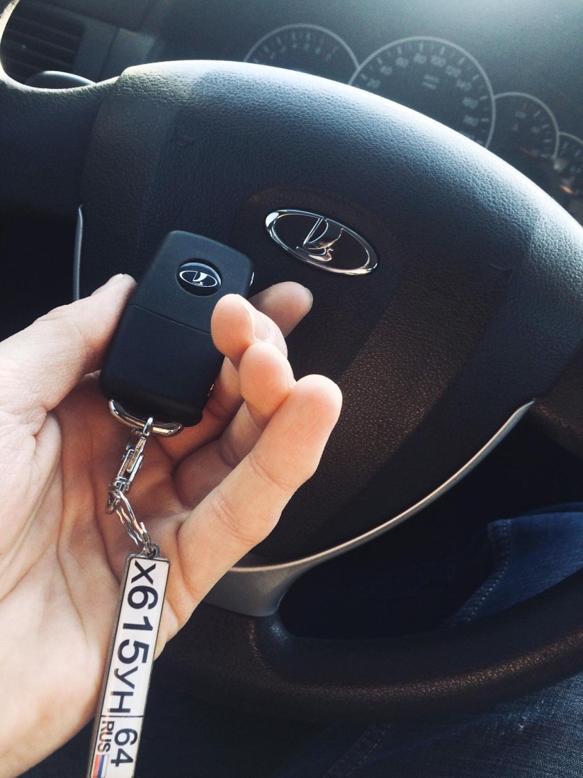 Рука с ключами авто