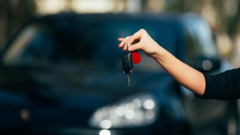 Девушка с ключами от машины