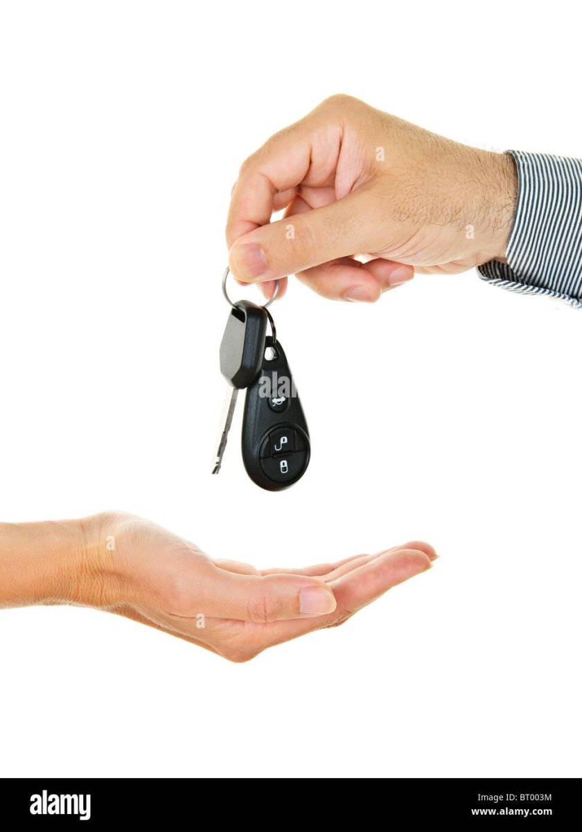 Руки передают ключи от машины