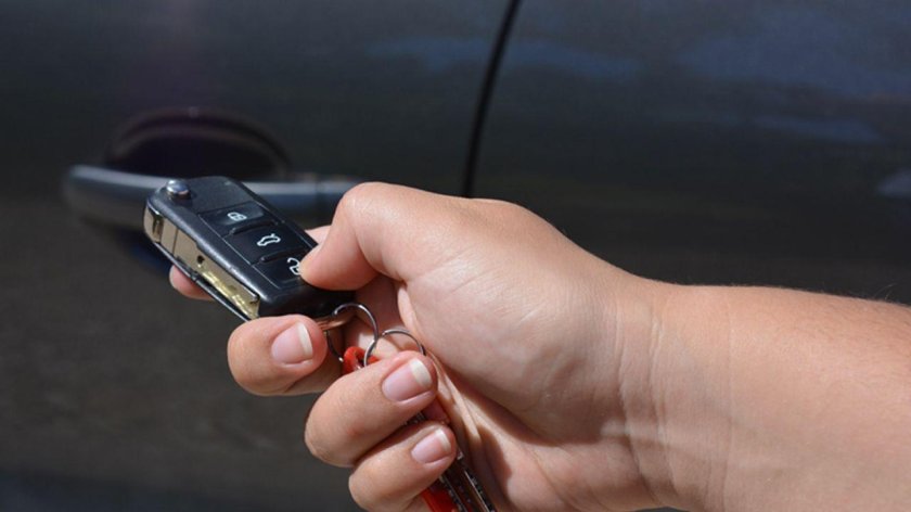 Рука держит пульт