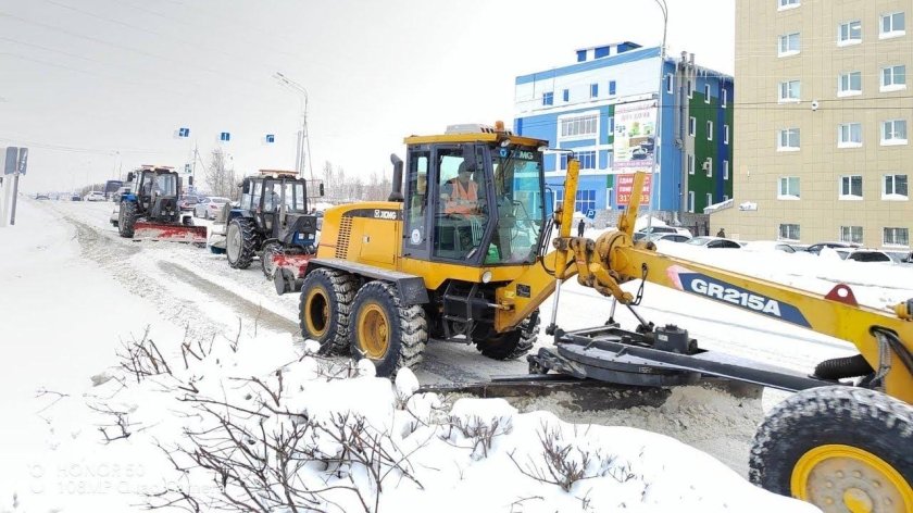 Убирает снег