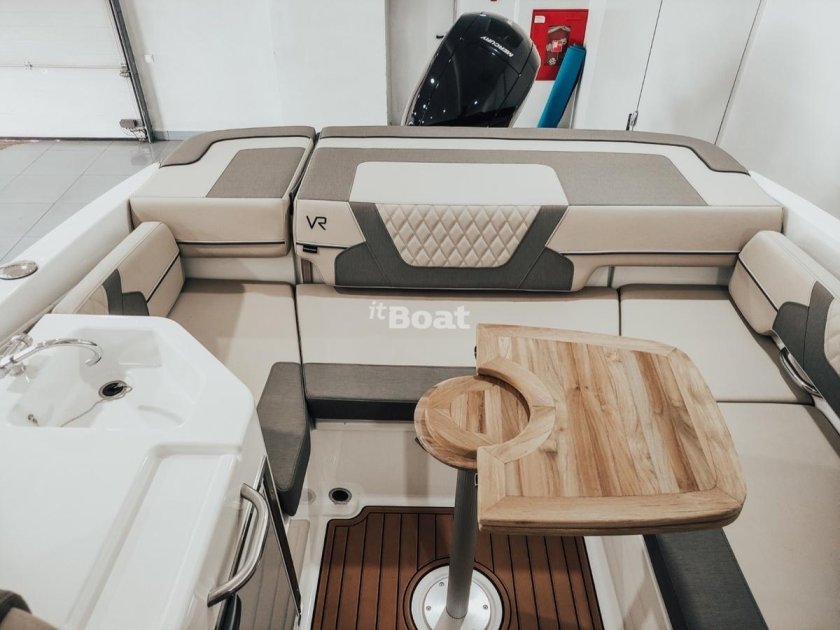 Parker 750 Cabin Cruiser