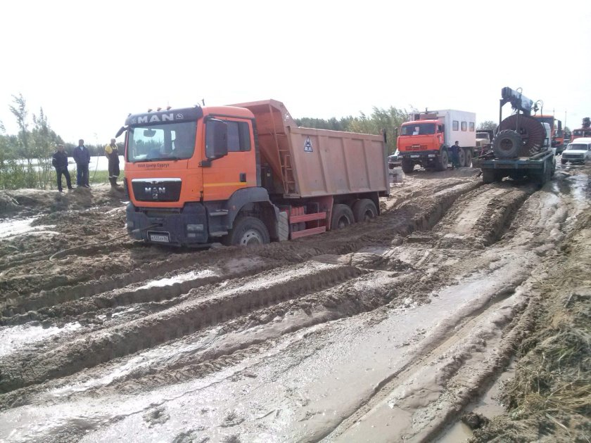 КАМАЗ застрял в грязи