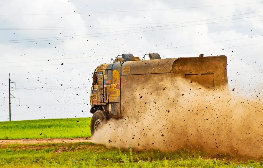 Пыль на грузовике