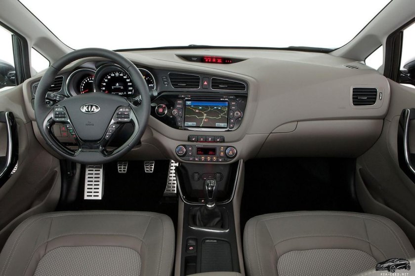 Kia Ceed универсал 2013 салон