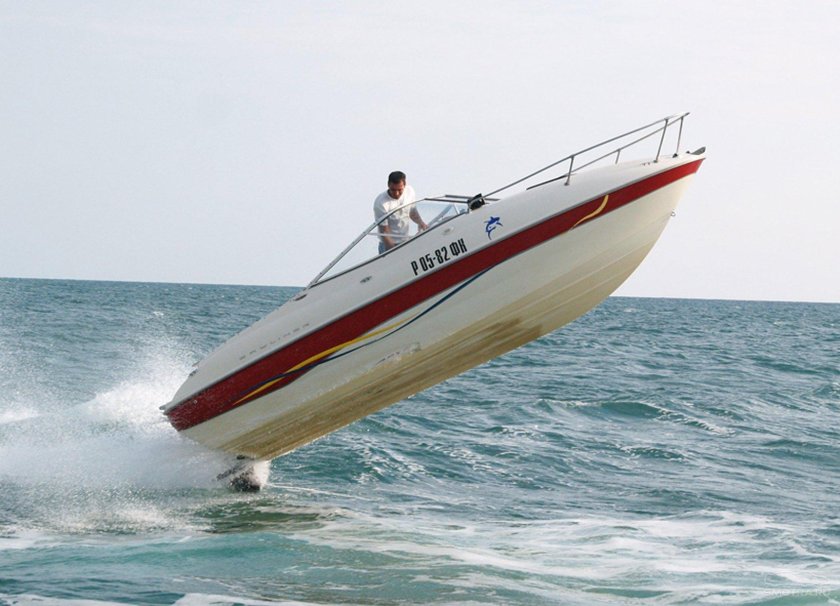 Катер на волнах