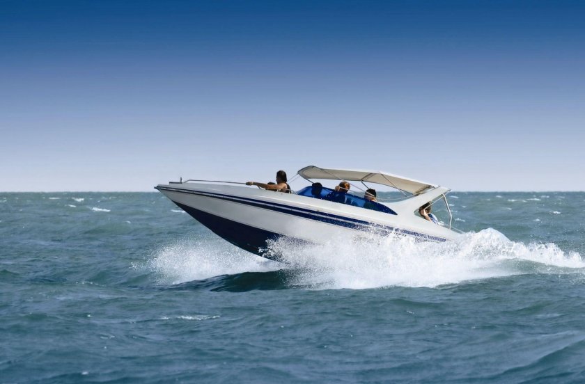 Катер прыгает по волнам