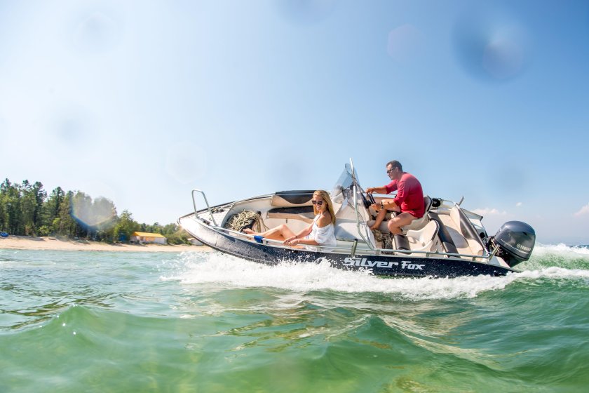 Катер по волнам