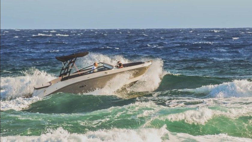 Море волны яхта