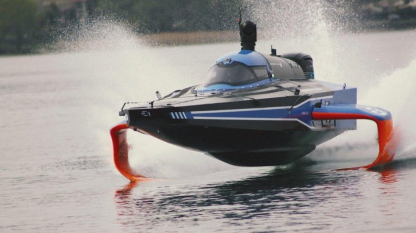 Лодка с крыльями и мотором