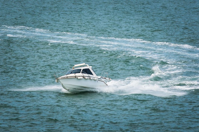 Белый катер