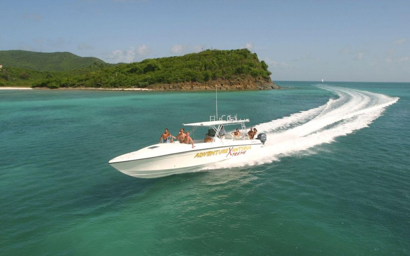 Катер на воде