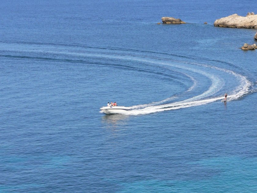 Катер на воде