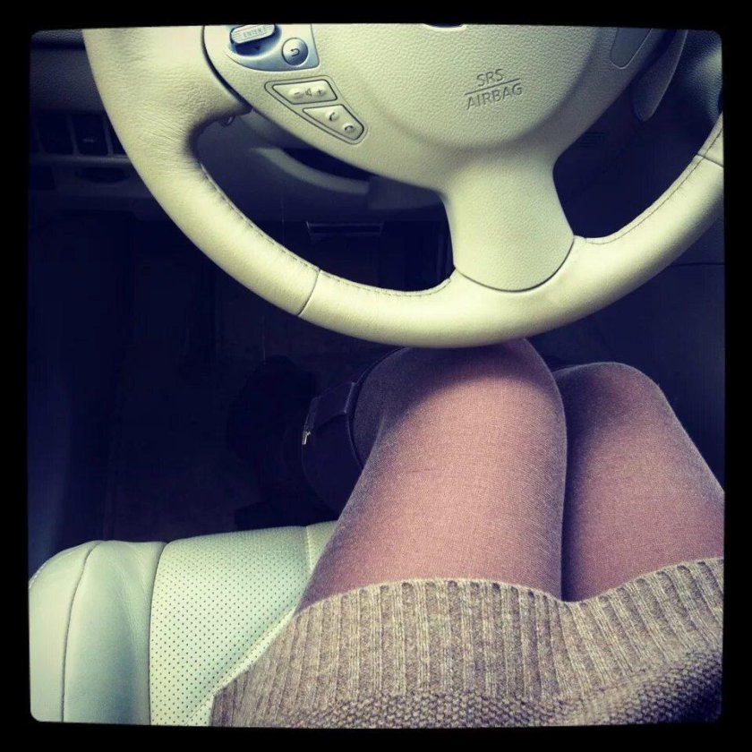 Женские ножки в авто