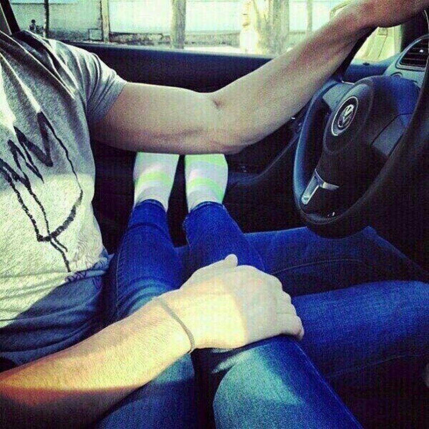 Папарень с девушкой в машине