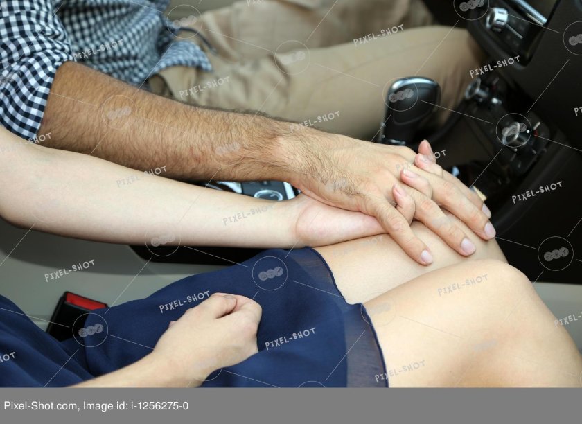 Мужская рука на женской ноге