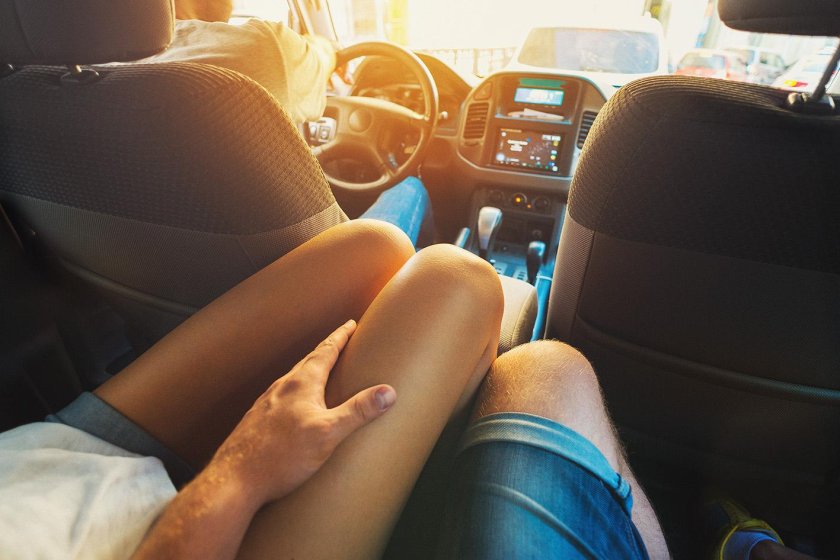 Женские ноги в автомобиле